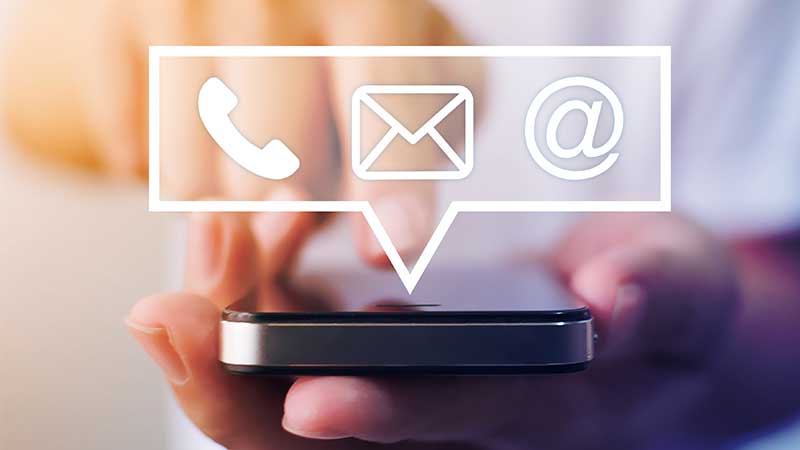 duas mãos seguram um telemóvel 